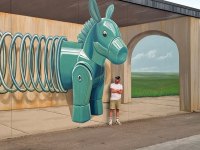 leonkeer-mural-3d-common-ground-donkey-connection-streetart-toy-plastic