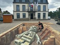 leonkeer-anamorphic-painting-3d-floorpainting-landerneau-skeleton-giant-legoman