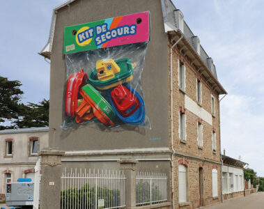 'Kit de secours' 3d mural by Leon Keer