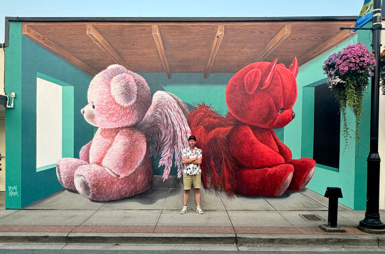 Mural 'Inner Chatter' by Leon Keer & Massina Chilliwack Canada. My latest mural Chilliwack Mural Festival ‘INNER CHATTER’ an inner angel’s and devil’s voice where each side is an important aspect of ourselves, as both comes with qualities we need. Depicted as 2 teddy bears as a reminder of that inner childhood voice which always seems to make the best choices in life. Thanks Massina for assist. Thanks Amber and her mural festival team for the dedication and generosity to make us feel happy and most welcome in Chilliwack. #3dstreetart #3dmural #chilliwack (location mural: Mill Street Chilliwack Downtown)